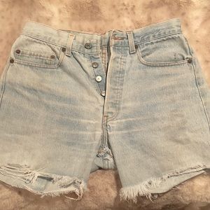 ✨denim Levi’s shorts✨